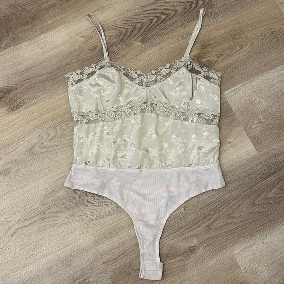Lulus Tops - Lulu’s Tan Floral Lace Bodysuit size L